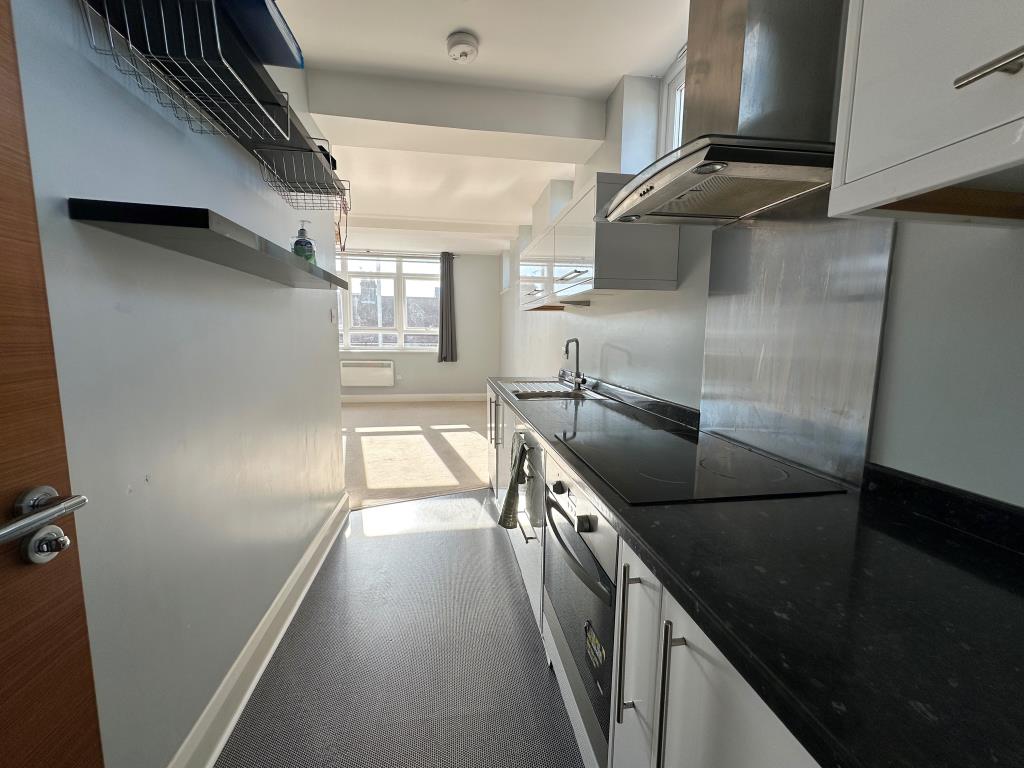 Lot: 38 - STUDIO FLAT IN SEAFRONT LOCATION - Kitchen